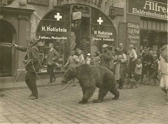 Landeshut, Markt 4 u. 5, bettelnde Zigeunerfamilie